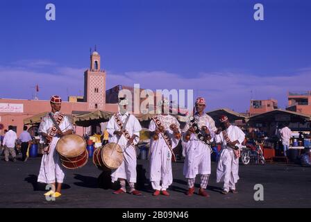 MAROCCO, MARRAKECH, PIAZZA DELLA CITTÀ, PIAZZA DJEMAA EL-FNA, MUSICISTI BERI, STRUMENTI, BATTERIA Foto Stock