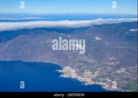 Veduta aerea dell'isola di Tenerife dall'aereo, il villaggio di Los Gigantes Foto Stock