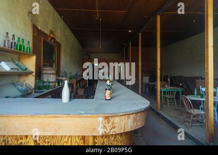 Bodie, California, Stati Uniti - 03 giugno 2015: Interno di un pub abbandonato all'hotel Dechambeau di Bodie, una città fantasma. Bodie State Historic Park. Foto Stock