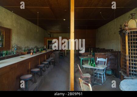 Bodie, California, Stati Uniti - 03 giugno 2015: Interno di un pub abbandonato all'hotel Dechambeau di Bodie, una città fantasma. Bodie State Historic Park. Foto Stock