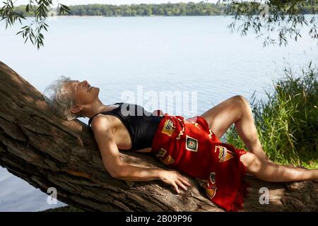 bellissima donna di 65 anni che nuotava nel lago Foto Stock