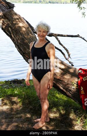 bellissima donna di 65 anni che nuotava nel lago Foto Stock