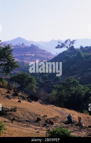 ETIOPIA, VICINO BAHAR DAR, PAESAGGIO, BLU NILE RIVER VALLEY, PERSONE IN CAMMINO PER IL MERCATO Foto Stock