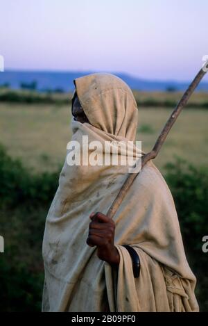 ETIOPIA, VICINO BAHAR DAR, UOMO DRAPPEGGIATO IN STOFFA Foto Stock