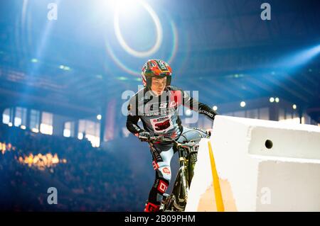 2nd Febbraio 2020; Palau Sant Jordi, Barcellona, Catalogna, Spagna; X Trail Mountain Bike Championships; Gabriel Marcelli (Spagna) del Team Montesa in azione durante la prova X indoor Barcelona Credit: Pablo Guillen/Alamy Live News Foto Stock