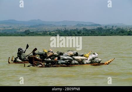 ETIOPIA, BAHAR DAR, LAGO TANA, PERSONE CHE TRASPORTANO CARBONE SU BARCHE PAPIRO Foto Stock