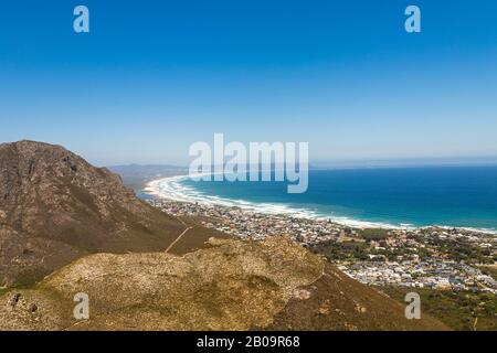 Vista su Hermanus dalla riserva naturale di Fernkloof, Sudafrica Foto Stock