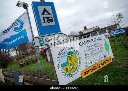 Rerik, Germania. 31st Gen 2020. Una segnaletica che indica l'accesso al campeggio. Solo 26 dei 87 campeggi sul Mar Baltico e laghi organizzati nell'associazione statale sono aperti anche in inverno nel Meclemburgo-Pomerania occidentale. Negli ultimi anni, il nord-est ha notevolmente ampliato la gamma di offerte per i vacanzieri nei mesi invernali. Tra novembre 2019 e febbraio 2020 sono stati registrati circa 4,9 milioni di pernottamenti, un terzo in più rispetto all'inverno 2009/2010. Credito: Jens Büttner/dpa-Zentralbild/ZB/dpa/Alamy Live News Foto Stock