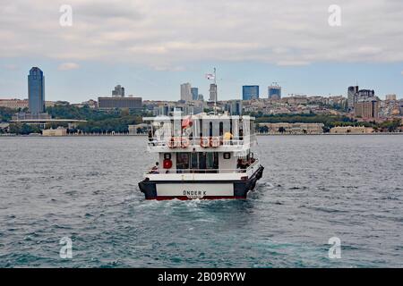 Istanbul, Turchia - Settembre 16th 2019. Un molo per traghetti viaggia verso Besiktas sul lato europeo del Bosforo da Uskudar sul lato asiatico. Foto Stock