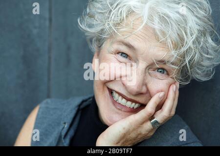 Felice, sorridente donna di 65 anni Foto Stock