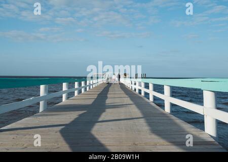 PINE ISLAND, FLORIDA - 17 GENNAIO 2020. Una coppia cammina lungo il molo di Bokeelia. Foto Stock