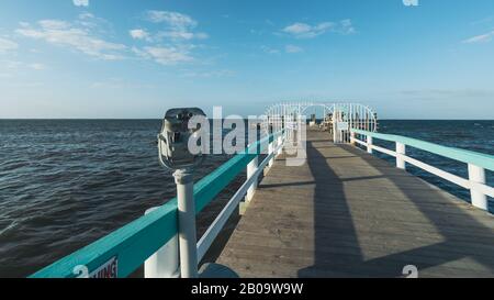 PINE ISLAND, FLORIDA - 17 GENNAIO 2020. Vecchio visore telescopico impermeabile sul molo di Bokeelia. Foto Stock