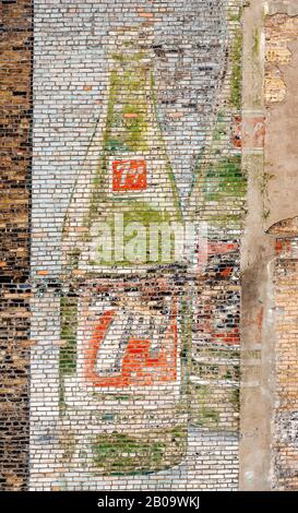 Un segno sbiadito e dipinto a mano anni '60 per la bevanda 7-up su una parete di mattoni nel centro di Minneapolis, Minnesota, USA Foto Stock