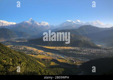 Vista da Sarangkot verso l'Annapurna Conservation Area & la catena Hannapurna dell'Himalaya, Nepal. Foto Stock