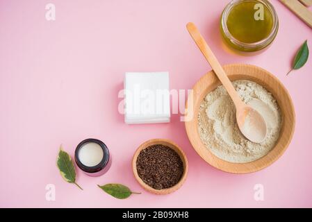 Sale da bagno cosmetico, gomaj uva per il viso, scrub caffè per il corpo su sfondo rosa. Zero wase, eco, cosmetici organici. Foto Stock