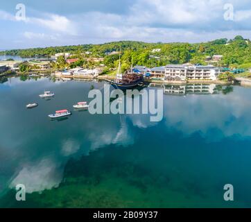 Una vista aerea dall'alto dell'acqua del Manta Ray Bay Resort e' il ristorante galleggiante 'The Mnuw' sull'isola di Yap, Micronesia. Foto Stock