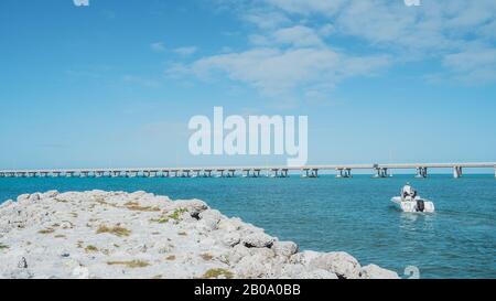 Bahia Honda state Park, Florida Keys. Boater uscendo godendo la giornata con i suoi cani. Foto Stock