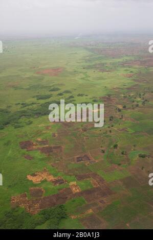 AFRICA OCCIDENTALE, TOGO, VEDUTA AEREA DEI CAMPI VICINO A LOME Foto Stock