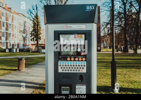 Pagamento per parcheggio nella città di Danzica, Polonia, l'8 febbraio 2020. Una persona utilizza la carta di credito monobanca per il pagamento nfc nel parcheggio. Pagato Foto Stock