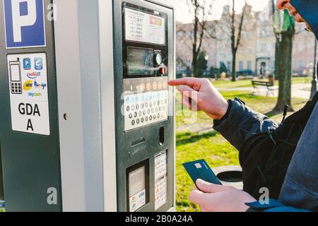 Pagamento per parcheggio nella città di Danzica, Polonia, l'8 febbraio 2020. Una persona utilizza la carta di credito monobanca per il pagamento nfc nel parcheggio. Pagato Foto Stock