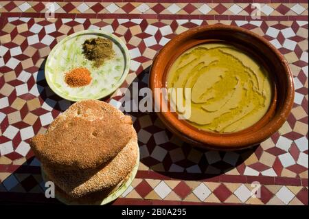 MAROCCO, FEZ, MEDINA (CENTRO STORICO), COLAZIONE TRADIZIONALE, PANE E CECI CON OLIO D'OLIVA Foto Stock