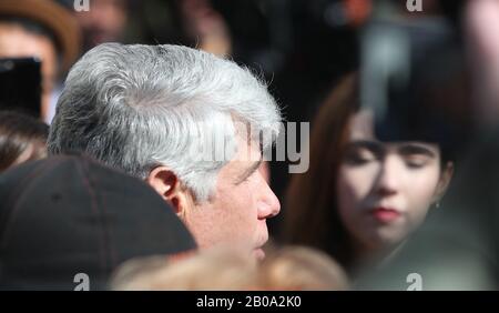 Chicago, Illinois, Stati Uniti. 19th Feb, 2020. Mercoledì 19 febbraio 2020 - Chicago, Illinois, Stati Uniti - L'Ex governatore dell'Illinois ROD BLAGOJEVICH parla ai giornalisti durante una conferenza stampa ''homeccoming'' al di fuori della sua casa a Chicago, Illinois, mercoledì 19 febbraio 2020. Il presidente Trump ha elogiato martedì il termine di 14 anni di prigione dell'ex-democratico di Chicago. Blagojevich fu condannato per aver cercato di vendere la sede del Senato dell’allora eletto presidente Barack Obama. Credito: H. Rick Bamman/Zuma Wire/Alamy Live News Foto Stock