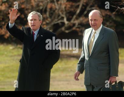 Washington, DC - 25 gennaio 2006 -- il presidente degli Stati Uniti George W. Bush, sinistra, onde mentre cammina con John Negroponte, direttore dell'intelligenza nazionale per gli Stati Uniti, destra, a Marine One sul prato sud della Casa Bianca a Washington, DC il 25 gennaio 2006. Stavano volando alla sede della National Security Agency (NSA) a Fort Meade, Maryland.Credit: Ron Sachs - CNP | utilizzo in tutto il mondo Foto Stock