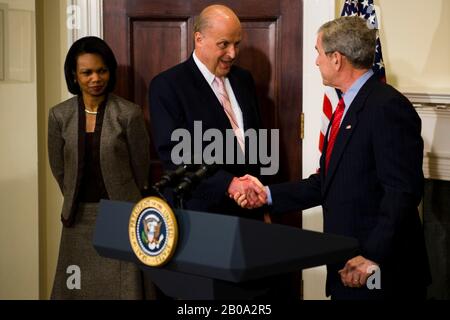 Washington, DC - 5 gennaio 2007 -- il presidente degli Stati Uniti George W. Bush scuote le mani con il direttore di intelligenza nazionale (DNI) John Negroponte dopo l'annuncio che il vice ammiraglio Mike McConnell sostituirà Negroponte come DNI. Negroponte diventerà il Vice Segretario di Stato sotto Condoleezza Rice. Credito: Jay L. Clendenin - Pool via CNP | utilizzo in tutto il mondo Foto Stock