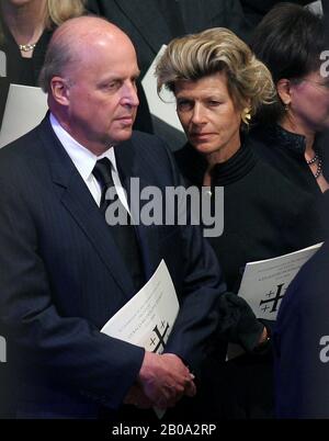 Direttore di National Intelligence John Negroponte e sua moglie, Diana, partecipano alla cerimonia di funerale dello Stato per l'ex presidente degli Stati Uniti Gerald R. Ford presso la Washington National Cathedral, a Washington, DC martedì 2 gennaio 2007.Credit: Ron Sachs/CNP.[NOTA: No New York Metro o altri quotidiani nel raggio di 75 miglia da New York City]. | utilizzo in tutto il mondo Foto Stock