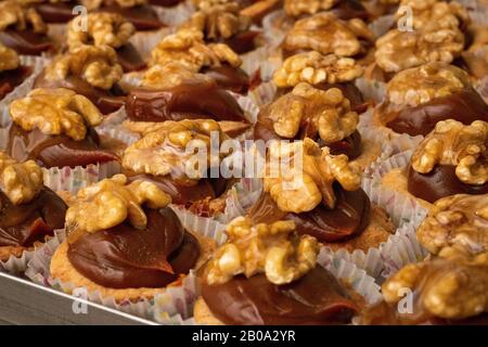 Dolci con caramello e noci Foto Stock