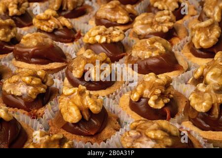 Dolci con caramello e noci Foto Stock