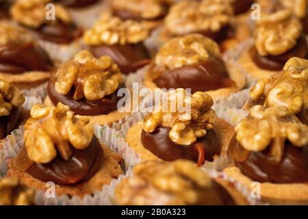 Dolci con caramello e noci Foto Stock