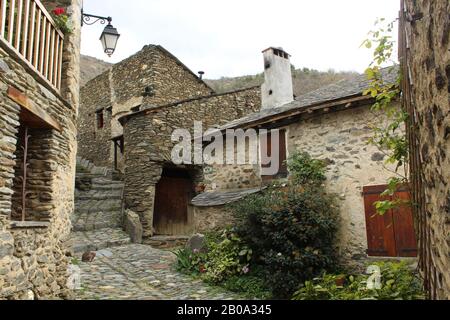 Évol: Un pittoresco villaggio dei Pirenei montagne, Francia meridionale Foto Stock