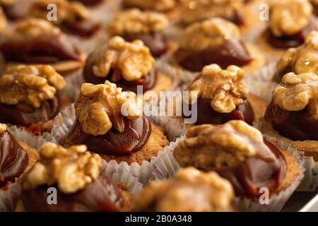 Dolci con caramello e noci Foto Stock