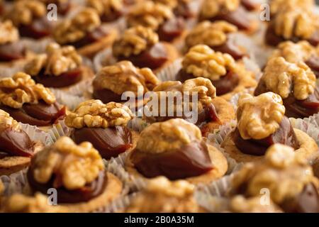 Dolci con caramello e noci Foto Stock