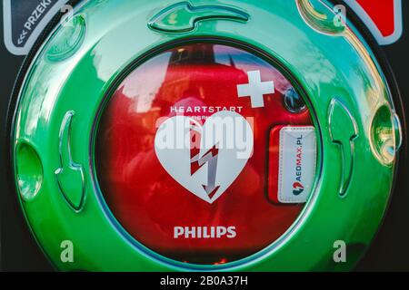 Defibrillatore semiautomatico esterno Philips per strada nella città di Danzica, Polonia, l'8 febbraio 2020. Scatola dei kit di salvataggio RCP con defibrillatore semiautomatico esterno. Medico Foto Stock