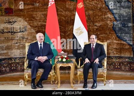 (200219) -- CAIRO, 19 febbraio 2020 (Xinhua) -- il presidente egiziano Abdel-Fattah al-Sisi (R) incontra il presidente bielorusso Alexander Lukashenko al Cairo, Egitto, il 19 febbraio 2020. (Mena/consegna via Xinhua) Foto Stock