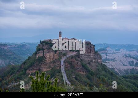 Ora blu alla città fantasma Civita di Bagnoregio in Lazio Italia di sera Foto Stock