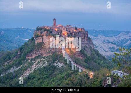 Ora blu alla città fantasma Civita di Bagnoregio in Lazio Italia di sera Foto Stock