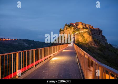 Ora blu alla città fantasma Civita di Bagnoregio in Lazio Italia di sera Foto Stock