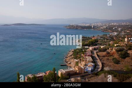 La città di Agios Nikolaos (in lontananza a destra dell'immagine) e la baia di Mirabello a Creta, Grecia. Agosto 2018 Foto Stock