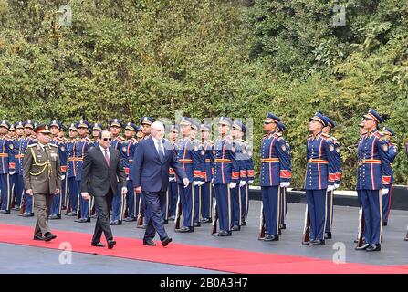 (200219) -- CAIRO, 19 febbraio 2020 (Xinhua) -- il presidente egiziano Abdel-Fattah al-Sisi (2nd R, Front)) e il presidente bielorusso Alexander Lukashenko (3rd L, Front) ispezionano la guardia d'onore al Cairo, Egitto, il 19 febbraio 2020. (Mena/consegna via Xinhua) Foto Stock