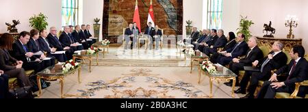 (200219) -- CAIRO, 19 febbraio 2020 (Xinhua) -- il presidente egiziano Abdel-Fattah al-Sisi incontra il presidente bielorusso Alexander Lukashenko al Cairo, Egitto, il 19 febbraio 2020. (Mena/consegna via Xinhua) Foto Stock