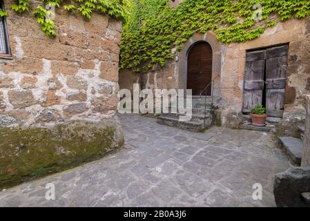 Via della città fantasma civita di Bagnoregio nel Lazio Italia Foto Stock