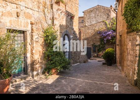 Via della città fantasma civita di Bagnoregio nel Lazio Italia Foto Stock