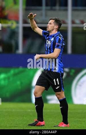 Milano, Italia. 19th Feb, 2020. Remo Freuler di Atalanta festeggia il terzo gol durante la UEFA Champions League Round di 16 partite tra Atalanta e Valencia allo Stadio San Siro di Milano, il 19 febbraio 2020. Foto Di Giuseppe Maffia. Credit: Uk Sports Pics Ltd/Alamy Live News Foto Stock