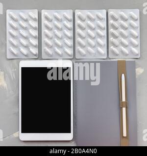 Set di varie compresse in blister. Concetto sanitario e medico. Primo piano, sfondo bianco Foto Stock