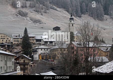 Neve d'inverno nel villaggio di Splugen in Svizzera Foto Stock