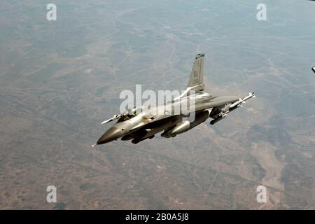 Un aereo militare statunitense F-16 Fighting Falcon Fighter Jet, assegnato al 555th Expeditionary Fighter Squadron, durante una missione il 6 febbraio 2020 sull'Iraq. Foto Stock