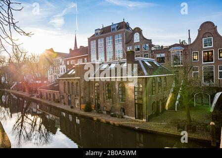 Utrecht, Paesi Bassi - 06 Gennaio 2020. Case storiche vicino al canale Foto Stock